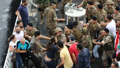 Photo of الجيش اللبناني يعمل على فتح الطرقات بالقوة .. وحالة غضب بين المتظاهرين !