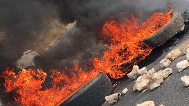 Photo of متظاهروا لبنان يعمدون الى قطع الطرقات بعد تسريبات عن شكل الحكومة الجديدة !